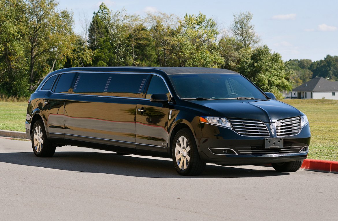 2018-first-class-customs-inc-lincoln-mkt-limousine-5f750b3e22bda-large